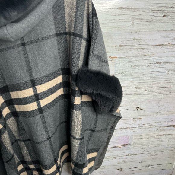 Elegant Gray Plaid Cape with Faux Fur Trim - Picture 9 of 11